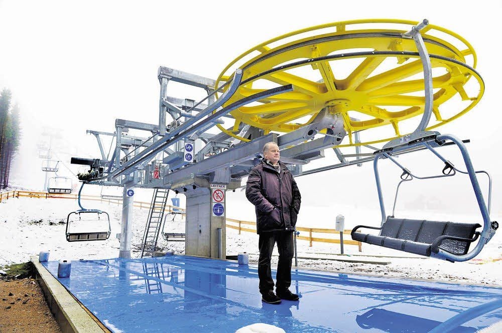 Dirk Nüsse vor dem neuen Sessel-Lift am Wurmberg. Noch ist er außer Betrieb. Der Schnee aus der Beschneiungsanlage reicht nicht für Skisport.