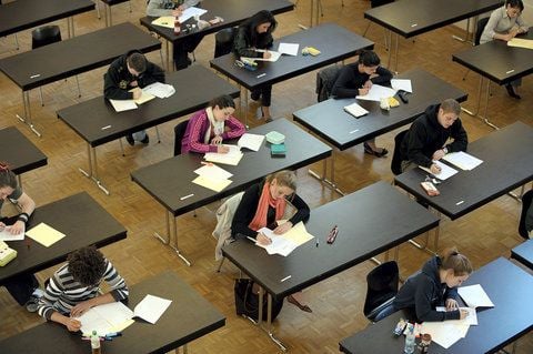 Bei der Abiturprüfung in Mathematik und Deutsch sollen ab dem Schuljahr 2013/2014 in beiden Ländern gemeinsame Prüfungsfragen gestellt werden. (ARCHIVFOTO: DPA)