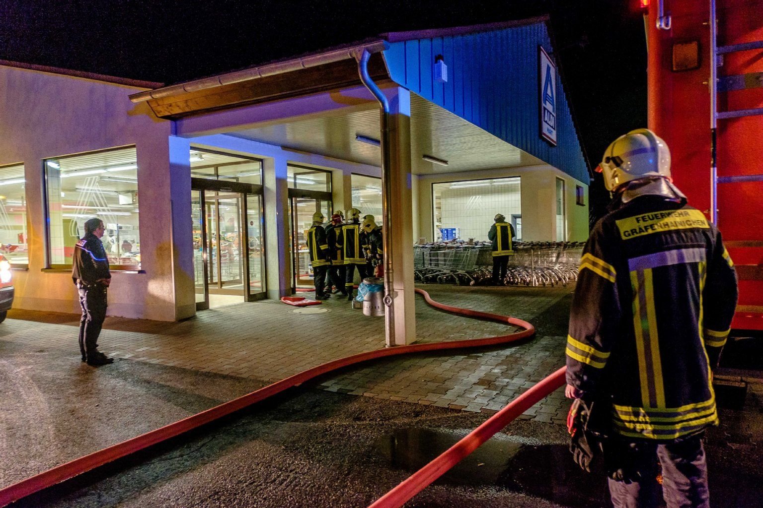 Einsatz am Aldimarkt in der Ros-Luuxemburg-Straße in Gräfenhainichen.