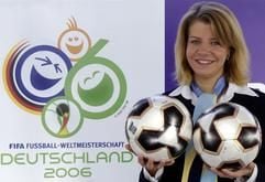 Mit Fußbällen posiert am Dienstag (29.11.2005) während eines Pressetermins in Vorbereitung der Endrundenauslosung der FIFA WM 2006 auf dem Flughafen Leipzig-Halle die Hostess Grit Schmitz. (Foto: dpa)