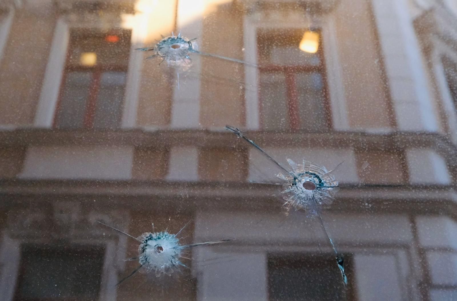 Einschusslöcher am Fenster des Büro von SPD-Politiker Karamba Diaby in der Kleinen Ulrichstrasse in Halle