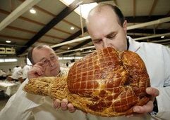 Wurstprüfer Patrick Kirsch (r.) riecht in Kassel an einer japanischen Schinkenkeule. (Foto: dpa)