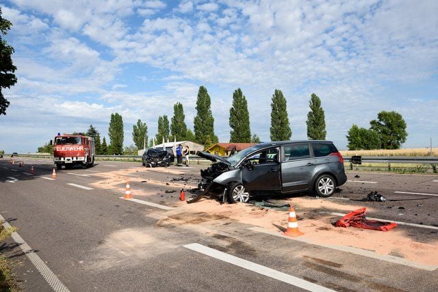 Der Unfall auf der B100 ereignete sich weniger Meter von der Kreuzung des Einkaufszentrums Peißen.