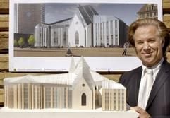 Vor der Grundsteinlegung für ein neues Mensa-Gebäude und für den ersten Bauabschnitt zur umfangreichen Neugestaltung und Sanierung des innerstädtischen Campus der Universität Leipzig steht der Rotterdamer Architekt Erick van Egeraat mit seinem Siegerentwurf für das Hauptgebäude und die Aula am Leipziger Universitätskomplex (Archivbild vom 15.07.2006). Die Aula soll an der Stelle der 1968 gesprengten Paulinerkirche gebaut werden. Fast 40 Jahre später wird nun ein modernes Gebäude entstehen, das an das gotische Gotteshaus erinnert. Der Bau des so genannten Paulinums soll im Sommer beginnen, wie eine vom sächsischen Finanzministerium geleitete Baukommission bekannt gab. (Foto: dpa)