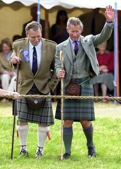 Zünftig in schottischer Nationaltracht, dem Kilt, prüfen der Mey Games-Vorsitzender Charlie Simpson (l) und der britische Thronfolger Prinz Charles bei den Highland Games im schottischen Mey das Seil des "Tug o'War"-Wettbewerbs (Archivbild vom 09.08.2003). Der Schottenrock ist neben Dudelsack, Whisky und Nessie das wichtigste Nationalsymbol der gut fünf Millionen Schotten. Viele Legenden ranken sich um den Kilt, dabei ist der Schottenrock ist nicht mal 500 Jahre alt. (Foto: dpa)