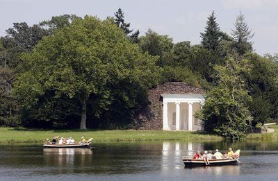 Besucher fahren im weltberühmten Wörlitzer Park bei Dessau mit Gondeln. Das zum Unesco-Weltkulturerbe gehörende Dessau-Wörlitzer Gartenreich ist vor allem im Sommer Anziehungspunkt für Touristen. (Foto: dpa)