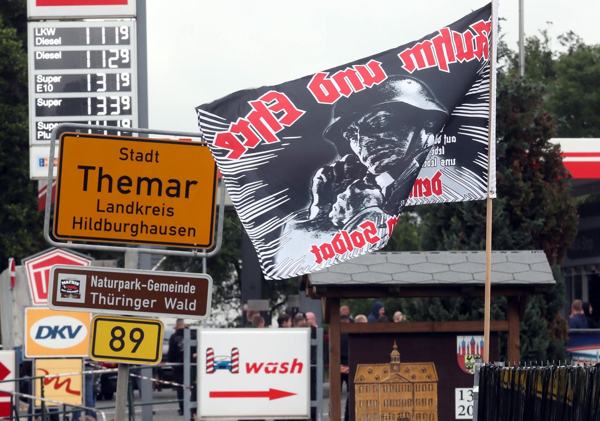 Fahnen der rechten Szene am Straßenrand. Das Landratsamt Hildburghausen hat ein Rechtsrock-Konzert am 8. und 9. Juni in Themar aus Naturschutzgründen verboten.