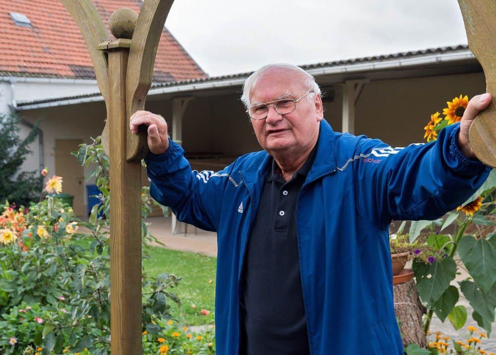 Helmut Marquardt in seinem heimischen Garten in Lodersleben. Seit gut einem Jahr ist er wieder frei.