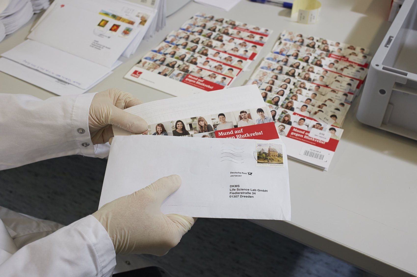 Mit einer einfachen Briefsendung kann man sich bei der DKMS typisieren lassen.