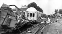 Blick auf Bergungsarbeiten an der Unglücksstelle nach der Bahnkatastrophe in Langenweddingen bei Magdeburg (Archivbild vom 06.07.1967). Ein mit 15.000 Litern Leichtbenzin gefüllter Tanklaster war an einem Bahnübergang vor dem Bahnhof von Langenweddingen vom Personenzug P 852 erfaßt worden und explodiert. (Foto: dpa)