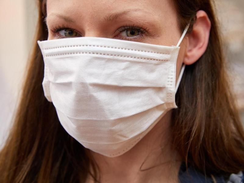 Laut Infektionsexperten schützt ein einfacher Mund-Nasen-Schutz ohnehin nicht vor einer Ansteckung mit dem neuen Virus Sars-CoV-2. Foto: Georg Wendt/dpa
