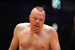 Angeschlagen steht Stefan Raab im Revanche-Kampf gegen die Boxweltmeisterin Regina Halmich im Ring. (Foto: dpa)