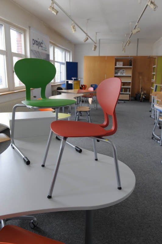 Das Unternehmen fertigt Schul- und Büromöbel.