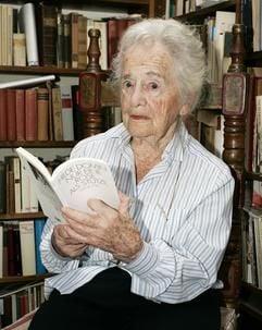 Die Lyrikerin Hilde Domin sitzt mit einem ihrer Hauptwerke, "Nur eine Rose als Stütze" in der Hand vor einem Bücherregal in ihrer Wohnung in Heidelberg (Foto vom 19.07.2004: dpa). (Foto: MZ)