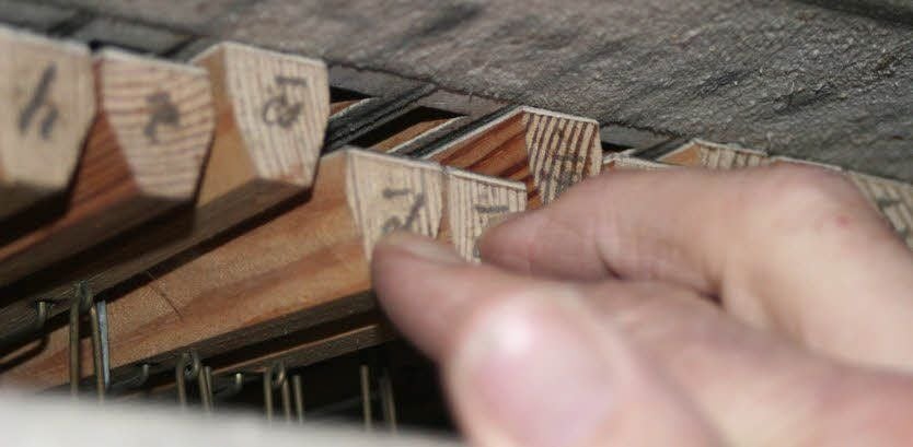 Die Tonventile, sie geben die Windzufuhr zu den Pfeifen frei, sind alle beschriftet.