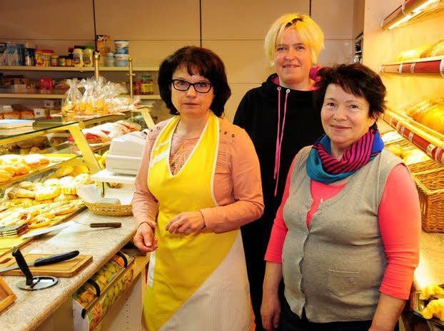 Am Dienstag eröffnete die Bäckerei Degenkolbe in Seyda eine Filiale. Dabei waren die Inhaberin Eveline Degenkolbe, Bäckergesellin Anja Lorenz und Verkäuferin Martina Miersch (von rechts).