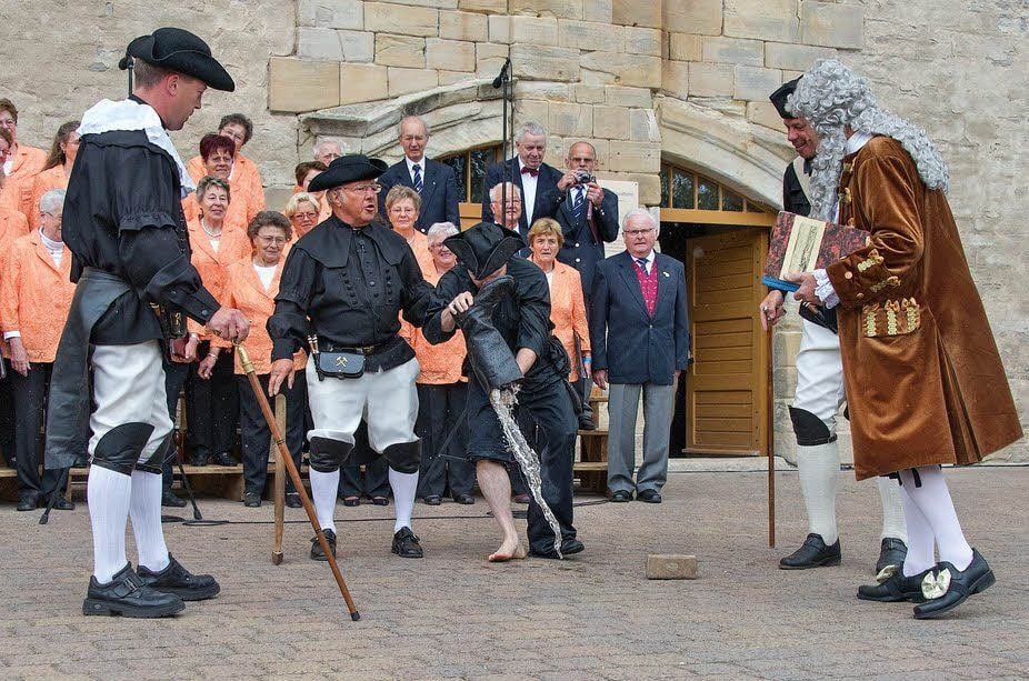 Die Erschließung der Solequelle wurde am Samstag mit dem traditionellen Borlachspiel nachgestellt.
