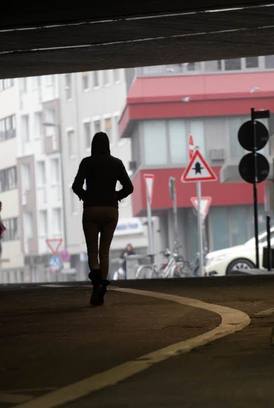 Verstecken nicht möglich: Wer in kleinen Städten anders ist, muss immer noch mit Anfeindungen rechnen.