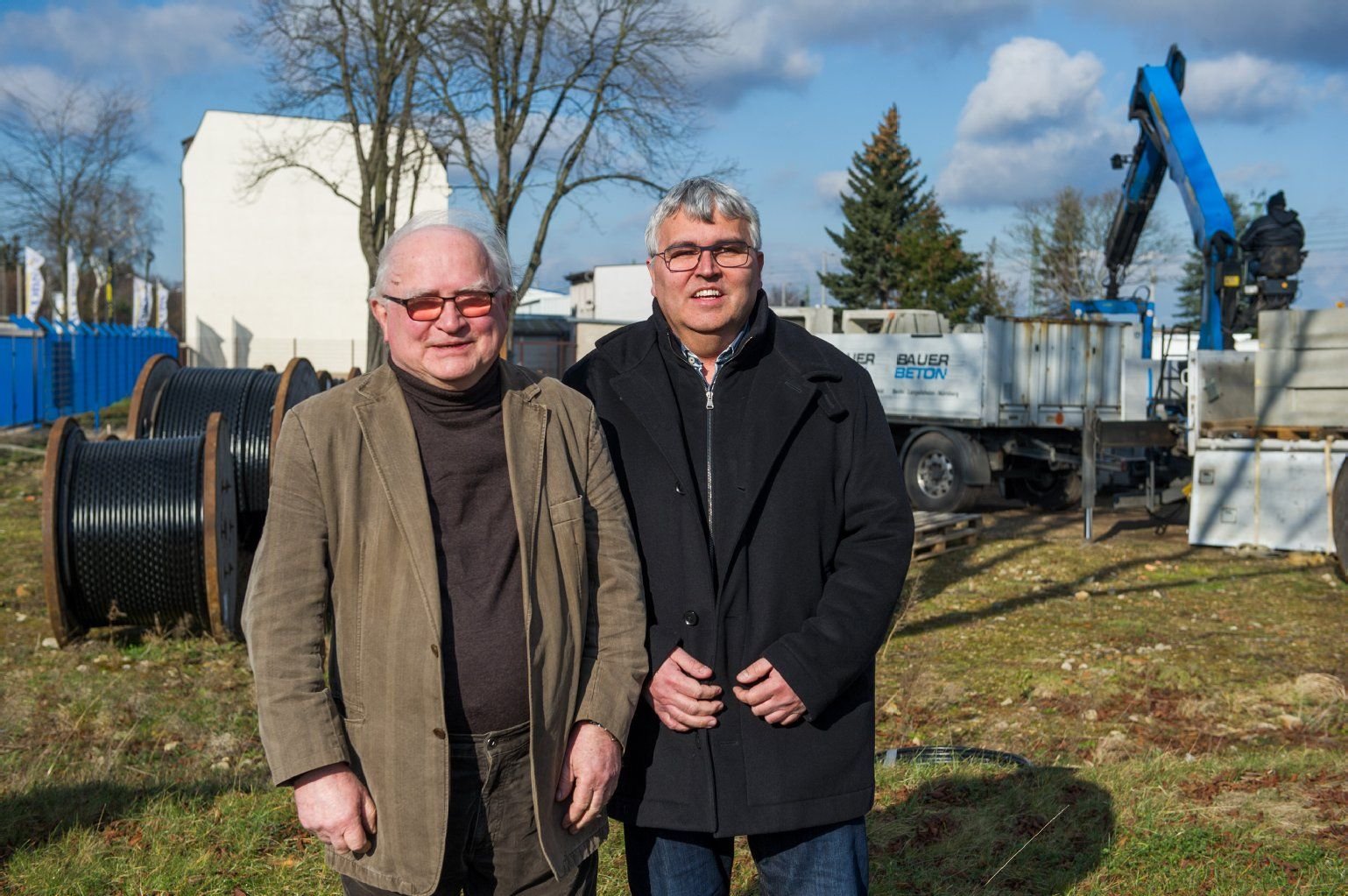 Klaus und Thomas Jacobs, vor dem Gelände der ehemaligen Gaststätte zum Leuchtturm
