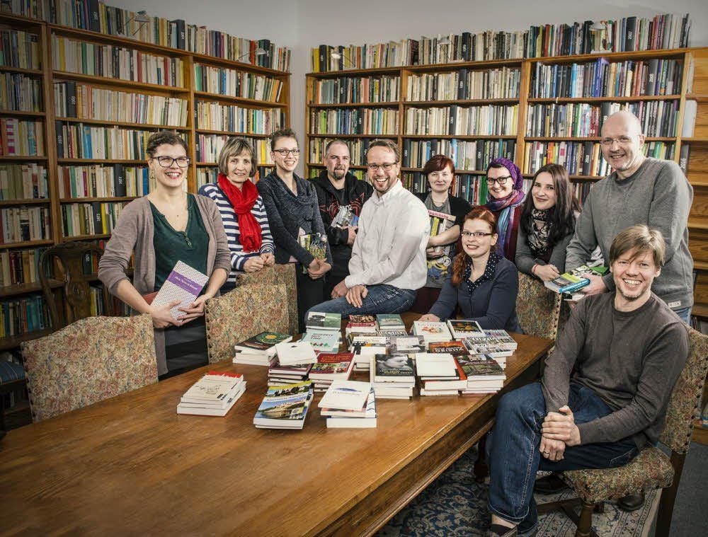 Sie sind der Mitteldeutsche Verlag. Von links: Jana Krimmling (Presse), Sigrun Hummel (Vertrieb), Anja Nöhles (Grafik), Matthias Littmann (Grafik), Roman Pliske (Geschäftsführung), Claudia Luge (Presse und Vertrieb), Anne Joroch (Redaktion und Marketing), Beatrice Buchholz (Lektorat), Marie Goldschmidt (Presse und Vertrieb), Kurt Fricke und Thomas Löschner (Lektorat). Es fehlen auf dem Foto Iris Trauzettel (Grafik) und Gesine Müller (Vertrieb).