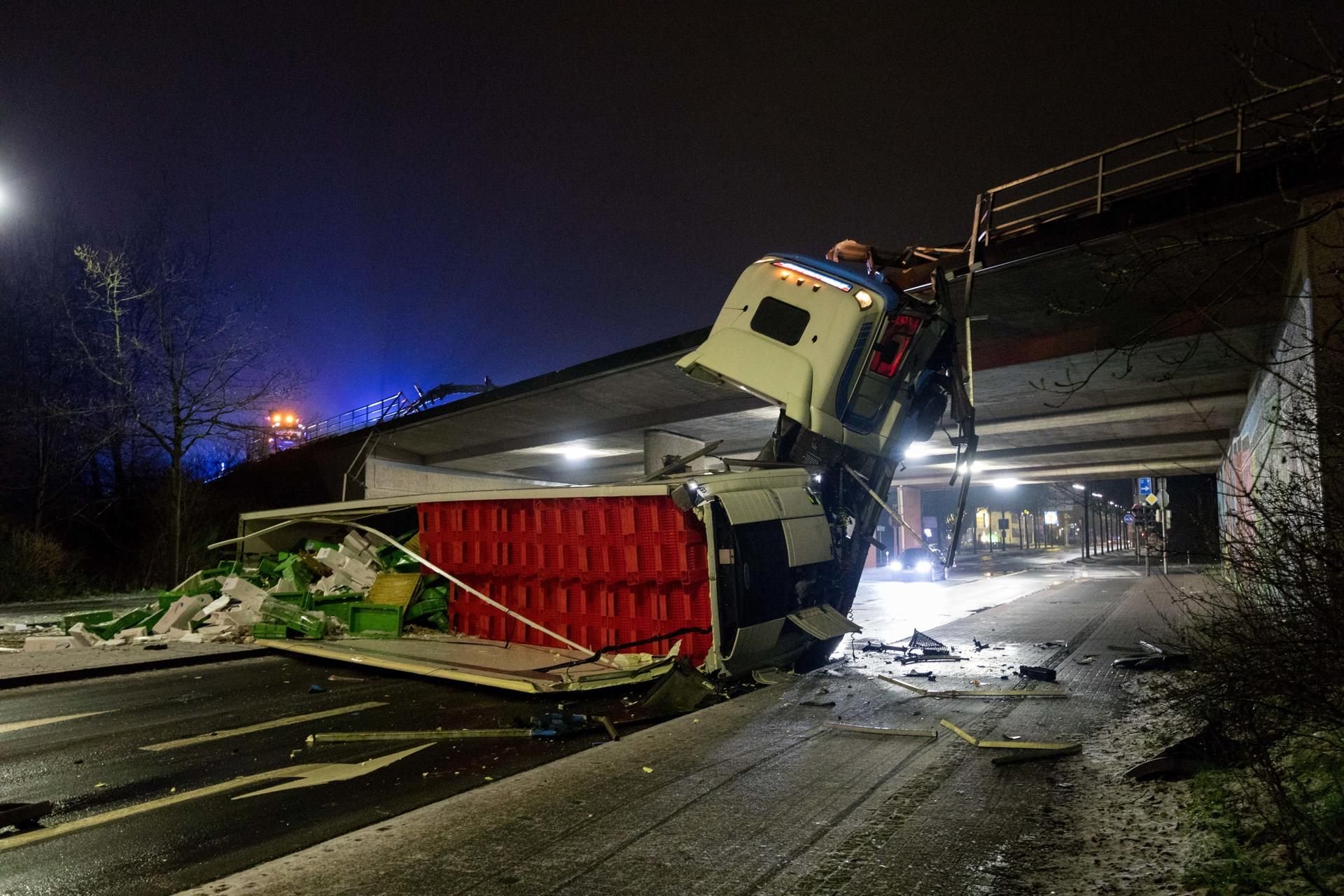 Ein Lastwagen ist am frühen Morgen in Oldenburg auf Höhe Wechloy bei Glatteis ins Schleudern gekommen und von der Stadtautobahnbrücke auf eine Straße gestützt.