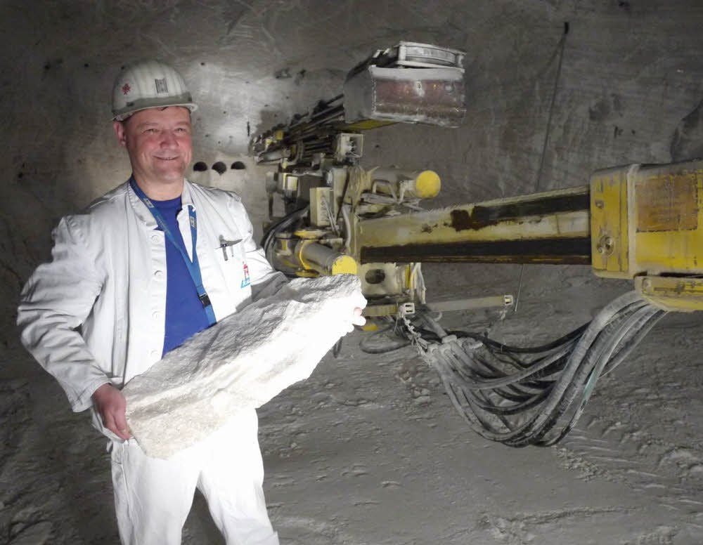 Ein Bergmann hält in der Grube Zielitz einen Brocken des dort gewonnenen Rohstoffs Kalisalz.
