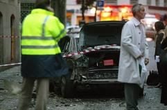 Polizisten stehen am Freitag (8. Oktober 2004) nach der Explosion einer Paketbombe vor der indonesischen Botschaft in Paris. (Foto: dpa)