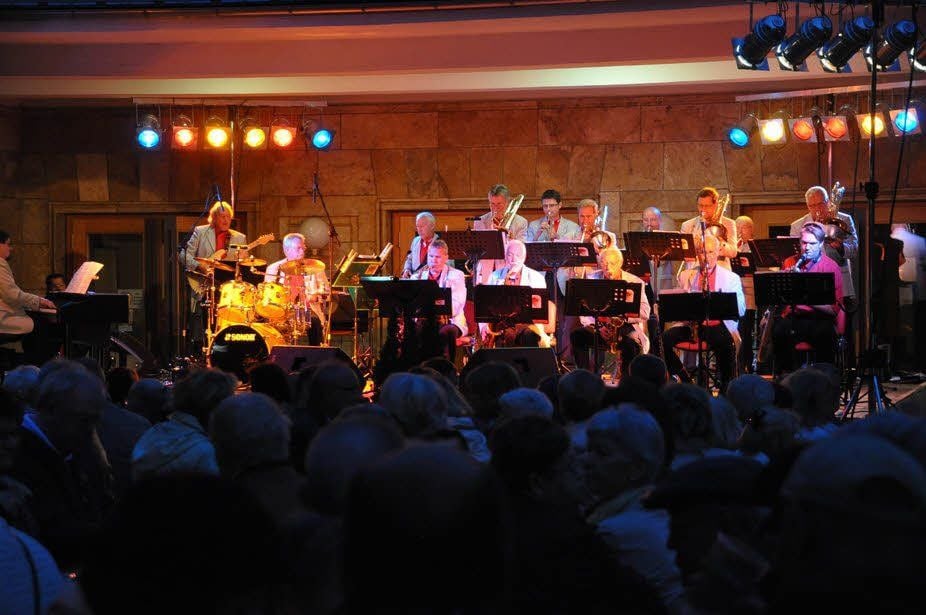 Fast 500 Zuschauer und Zuhörer konnte die Wolfener Big Band am Freitagabend vor dem Städtischen Kulturhaus in Wolfen begrüßen.