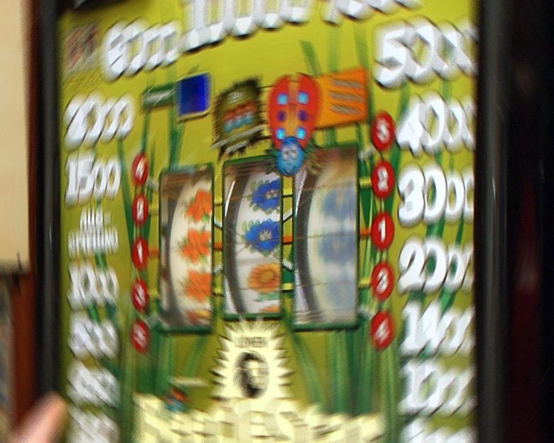 Ein Spielautomat in einer Spielhalle.