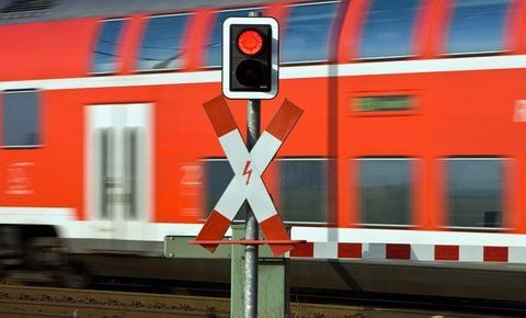 In einem Regionalexpress zwischen Dessau und Wünsdorf wurde ein Mann an Heiligabend schwer verletzt. (ARCHIVFOTO: DPA)