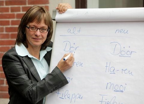 Cornelia , Leiterin des Plattdüütskbüro (Plattdeutschbüro) bei der Kulturbehörde Ostfriesische Landschaft, erläutert in Aurich anhand von Beispielen die Rechtschreibreform der niederdeutschen Sprache. (FOTO: DAPD)