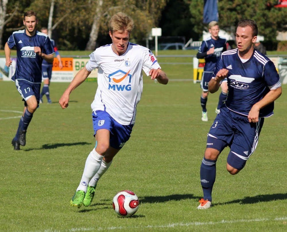 Florian Beil (l.), der für den 1. FCM eigentlich in der Regionalliga stürmt, wird von Mathias Nagel verfolgt.