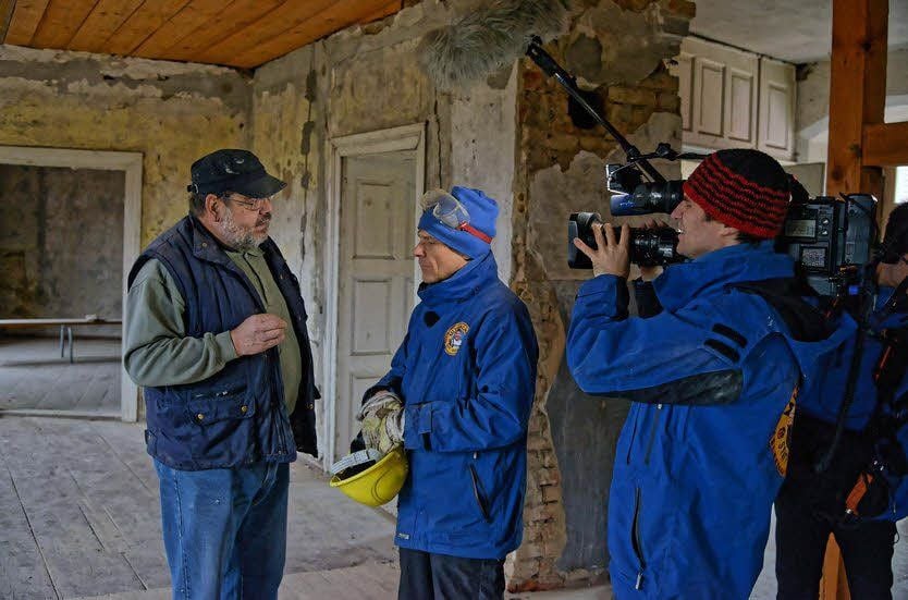 Vereinsvorsitzender Peter Hahne (l.) gibt Reporter Michael Wasian und dem Fernsehteam einen Schnell-Kurs zur Burggeschichte.