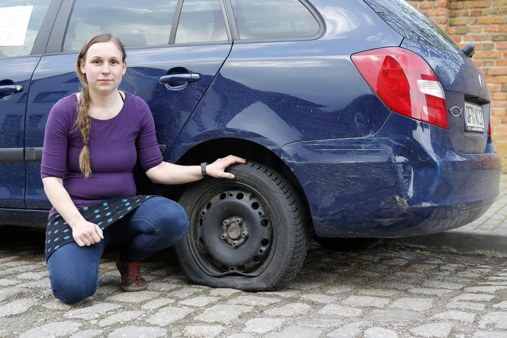 Nicole Lellinger neben den beschädigten Familienauto.