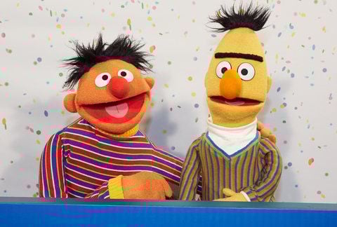 Ernie (li.) und Bert posieren in Hamburg bei einem NDR-Pressetermin zu «40 Jahre Sesamstraße». Am 8. Januar 1973 startete die Kindersendung «Sesamstraße» in Deutschland. (FOTO: DPA)