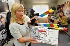 Assistant Director Ane Terum (l.) gibt im Kindermedienzentrum Erfurt mit der Film-Klappe den Start für die nächste Szene zum Kinofilm «The Orange Girl» (Das Orangenmädchen). (Foto: dpa)