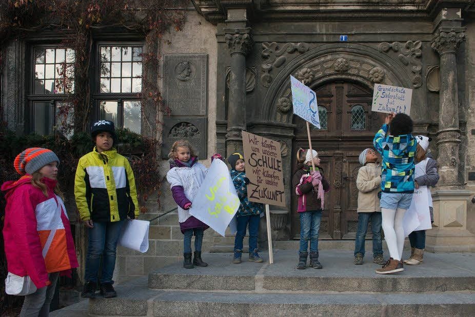 Vor zwei Wochen hatte es eine Demo vor dem Rathaus gegen die Schulschließung gegeben.