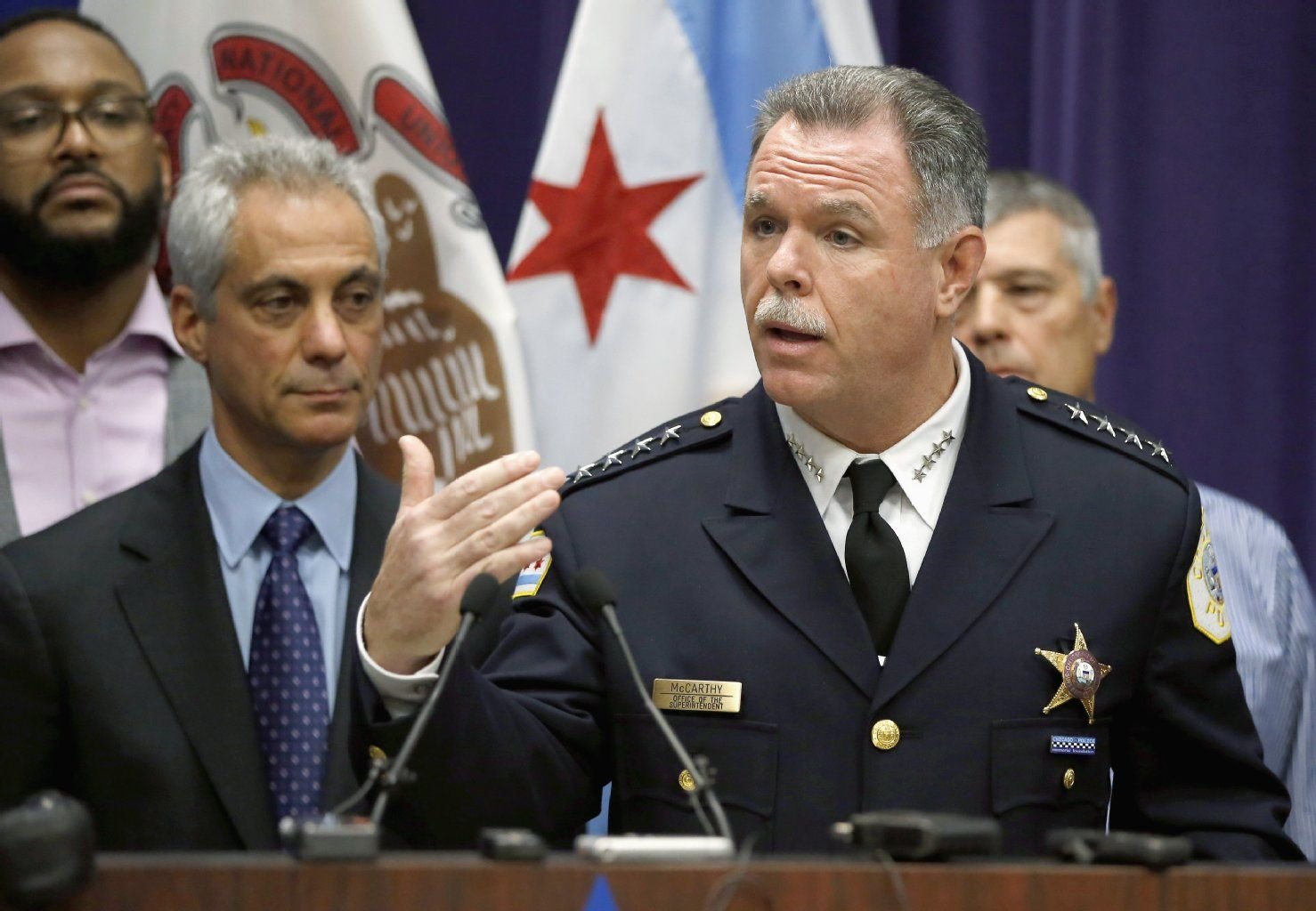 Chicagos Polizeichef Garry McCarthy (r.) bei einer Pressekonferenz im November. Im Hintergrund links Bürgermeister Rahm Emanuel.