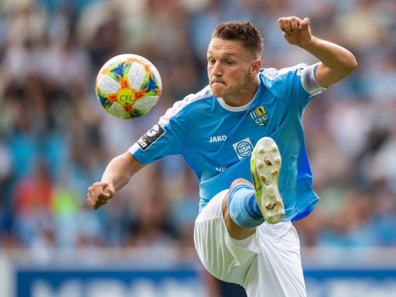 Wegen Nähe zur rechtsradikalen Szene hat der Chemnitzer FC sich von Daniel Frahn (M) getrennt. Foto: Robert Michael