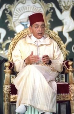 Auf dem Thron sitzend spricht der marokkanische König Hassan II. im Königspalast in Rabat zur Nation (Archivfoto vom 27.3.1993). (Foto: dpa)