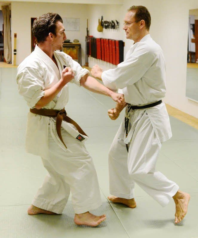 Lars Pflieger (l.) und sein Lehrer Jan Stolz beim Karatetraining
