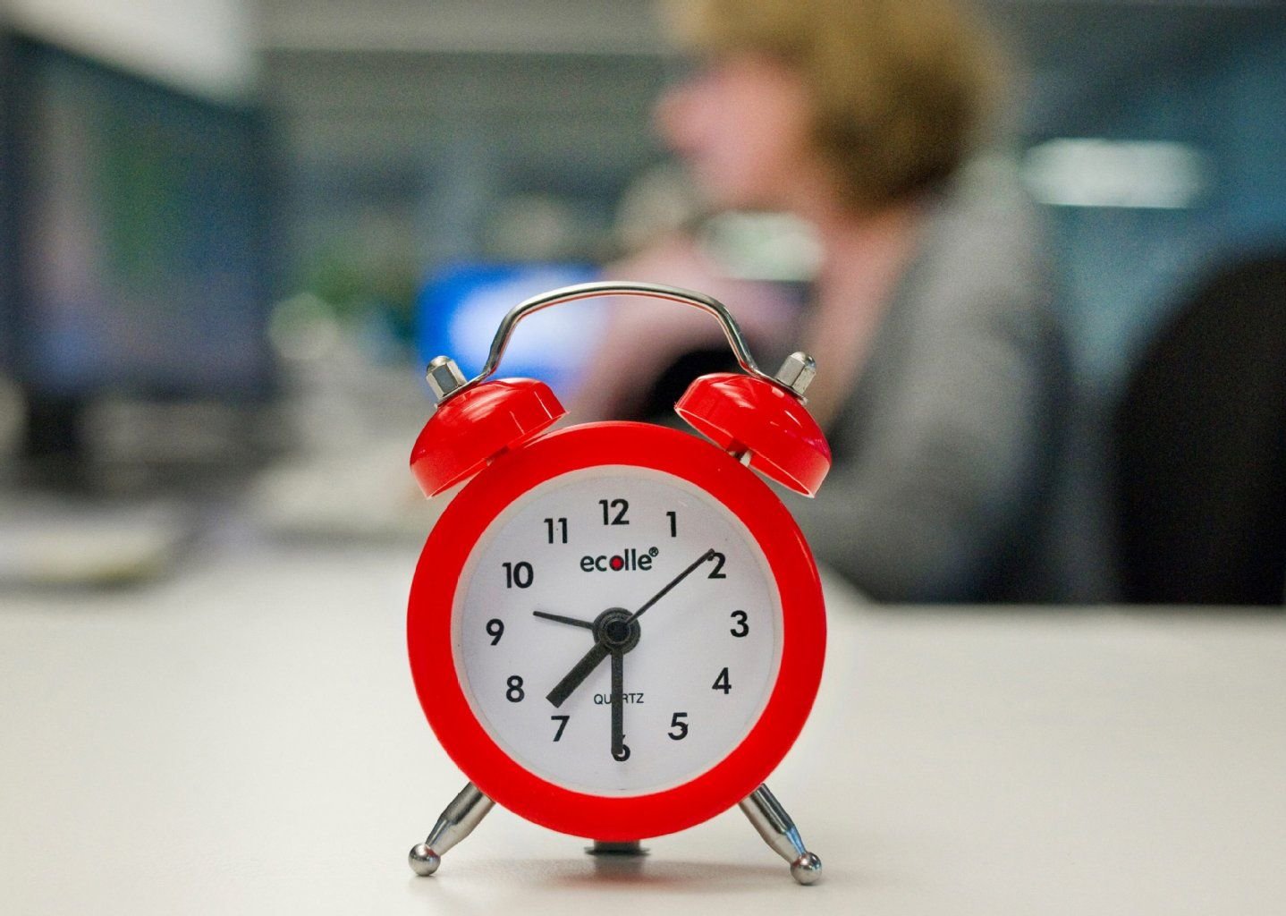Etwa zwei von drei Berufstätigen sitzen regelmäßig länger als vereinbart im Büro (rund 63 Prozent).