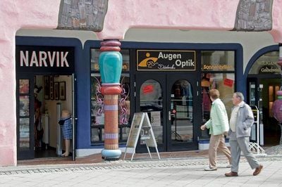 Passanten gehen am 13.09.2007 in der Magdeburger Innenstadt vor dem Hundertwasserhaus mit dem Bekleidungsladen Narvik entlang. (Foto: ddp)