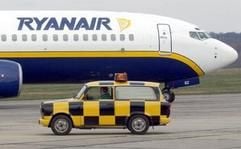 Eine Ryanair-Maschine hinter einem „Follow me“-Trabi des Thüringer Regionalflughafens Altenburg-Nobitz. (Foto: dpa)