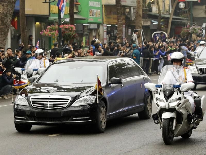 Schön groß müssen sie sein, und sie dürfen ruhig auch was kosten: Der nordkoreanische Machthaber Kim Jong schätzt schöne Autos. Foto: Kyodo
