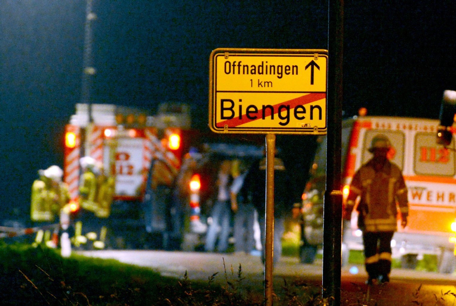 Polizei- und Feuerwehrfahrzeuge stehen am 05.10.2013 bei Bad Krozingen (Baden-Württemberg) in der Nähe eines Feldes, auf dem die Leiche eines mutmaßlichen Sexualstraftäters liegt.
