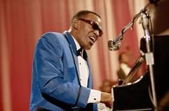 Ray Charles (gespielt von Jamie Foxx) während eines Auftritts in Seattle (Filmszene). Regisseur Taylor Heckfords gelingt in seiner Biografie der Spagat zwischen dem vielumjubelten Musiker Ray Charles sowie dessen dunklen Seiten um Heroinabhängigkeit und Frauengeschichten. (Foto: dpa)