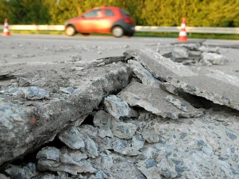 Achtung Blow-up: Durch die Hitze haben sich Betonplatten auf der Fahrbahn angehoben.
