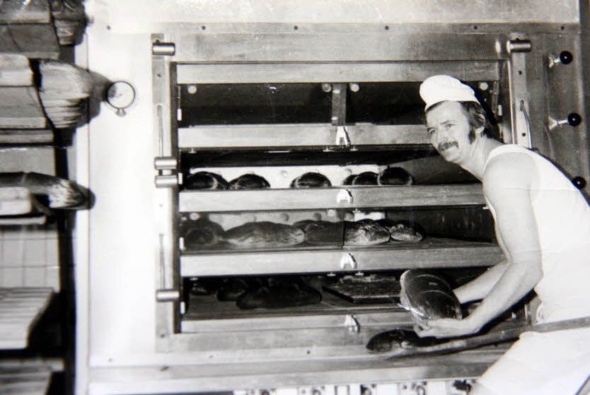 Das waren die ersten Brote, die der junge Bäckermeister Hans-Jürgen Bour 1980 in seiner Backstube aus dem Ofen gezogen hat.