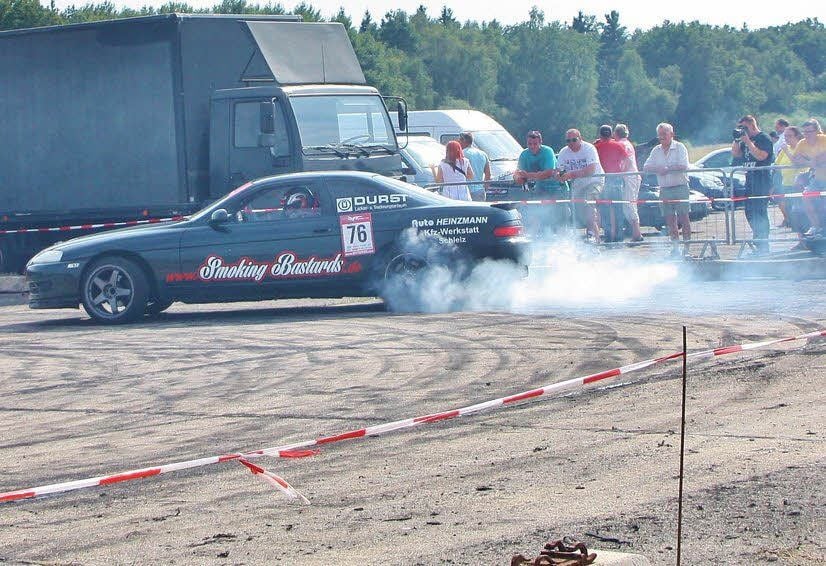Rauchwolken, quietschende Reifen und Fachsimpeln - das gehört zum Allstedter Tuning-Treffen dazu.
